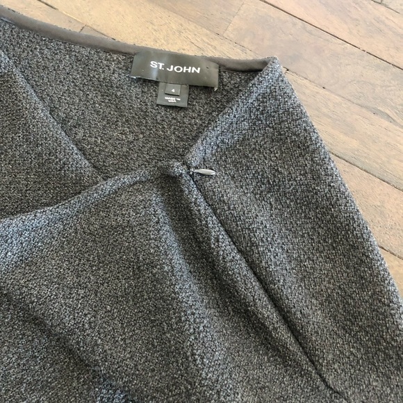 St John Knit Pencil Skirt. Black. Size 4 - Picture 3 of 3